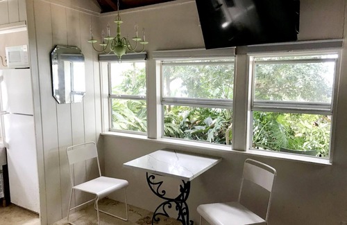 Mount Dora Cottage | Indulge in Your Cottage on the Lake with Spa and Pool