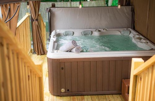 Woburn Apartment | Cozy Retreat: Family-Friendly with Hot Tub & 10/10 Rating