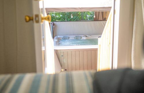 Woburn Apartment | Cozy Retreat: Family-Friendly with Hot Tub & 10/10 Rating
