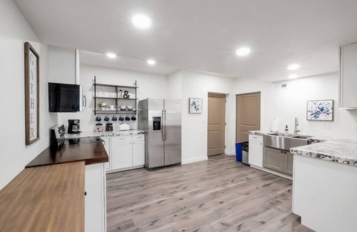 Lakeview House | Your Cozy Getaway: Wake Up to Waffles & Comfort!
