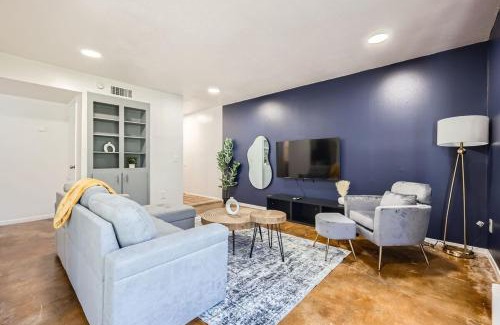 Bouldin Apartment | Your Cozy King Suite Getaway - Sleeps 4 - Pool, Prkg