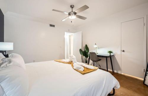 Bouldin Apartment | Your Cozy King Suite Getaway - Sleeps 4 - Pool, Prkg