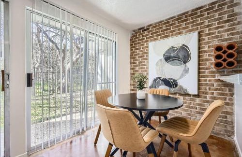 Bouldin Apartment | Your Cozy King Suite Getaway - Sleeps 4 - Pool, Prkg