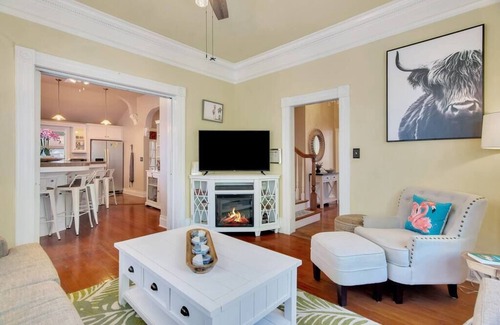 Paso Robles House | Relaxing Downtown Retreat: The Paso Palm House Awaits