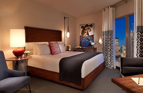 Downtown San Antonio Hotel | Your Downtown San Antonio Escape: City Views & Poolside Fun