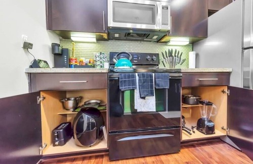South Main Apartment | Your Emerald Luxury Escape-King Suite/MED/NRG/DTWN