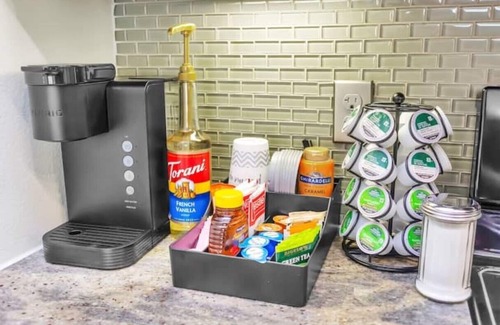 South Main Apartment | Your Emerald Luxury Escape-King Suite/MED/NRG/DTWN