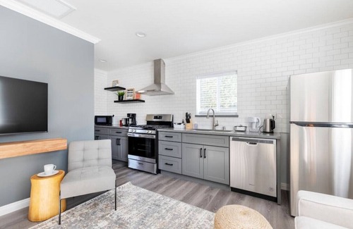 South San Gabriel House | Inviting Studio Retreat: Ideal for Adventurers with Top Amenities