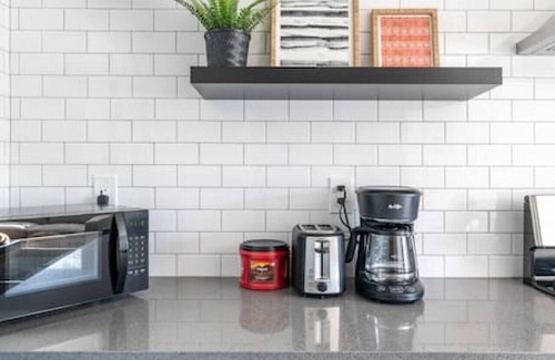 South San Gabriel House | Inviting Studio Retreat: Ideal for Adventurers with Top Amenities
