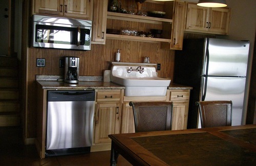 Alma House | Perfect Family Retreat at Lake Wabaunsee in Kansas