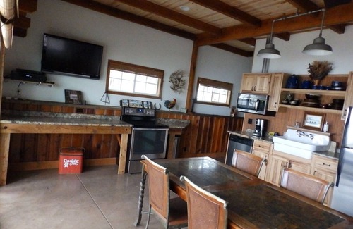 Alma House | Perfect Family Retreat at Lake Wabaunsee in Kansas