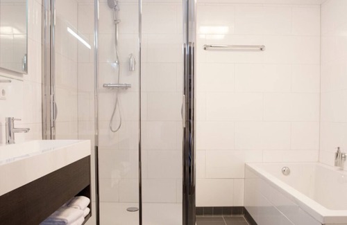 Bosgebied House | Your Gateway to Dutch Nature & City Life—Soest Hotel with Perks - 2 Units