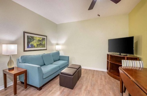 West Kissimmee Hotel | Your Gateway to Orlando: Pool, Kitchen & Free Shuttle