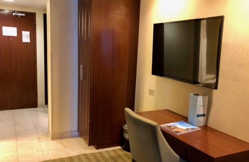 Sunny Isles Beach Resort | Escape to Relaxation: Beach Access & Outdoor Pool Retreat