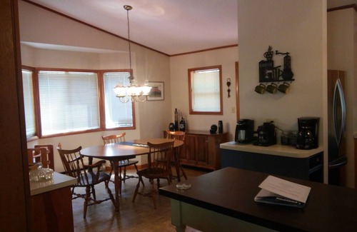 Murphy House | Unforgettable Getaway with Lake Views and Breakfast Included