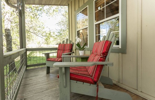 Fredericksburg Cabin | Your Hiding Place: Blissful Retreat with Hot Tub & Kitchen