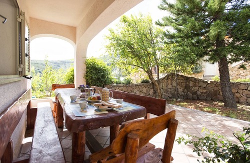Schifoni Apartment | Escape to Your Ideal Retreat: Countryside Meets Ocean
