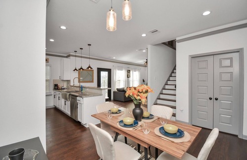 Greater East End House | Discover Your Ideal Retreat in Downtown +NRG+ Med