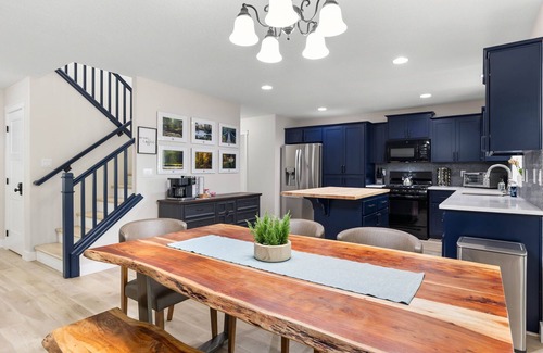 Battle Ground House | Your Renovated Retreat: Family-Friendly & Eco-Conscious