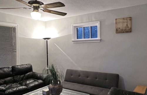South Lethbridge House | Your Ideal Getaway: Family-Friendly Retreat with Spa