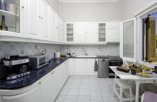 Ermoupoli Villa | Exceptional Retreat: Your Home Away from Home with Spa & Breakfast