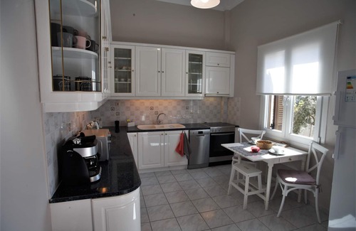 Ermoupoli Villa | Exceptional Retreat: Your Home Away from Home with Spa & Breakfast