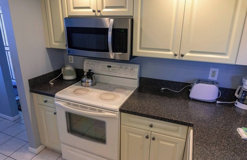Trailer Estates Apartment | Relaxing Retreat with Kitchenette, Pools & Hot Tub Awaits