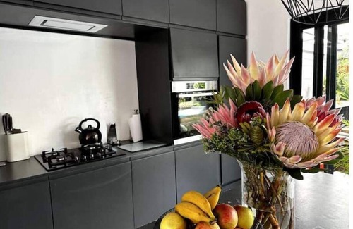 Constantia House | Cozy Retreat: Your Ideal Home Away from Home!