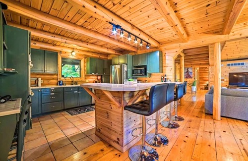Gladwin Cabin | Your Ideal Retreat with Ocean Views and Hot Tub