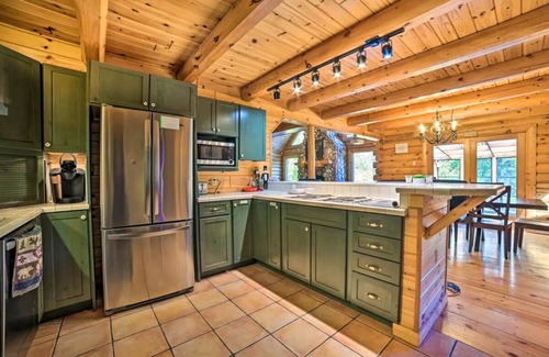 Gladwin Cabin | Your Ideal Retreat with Ocean Views and Hot Tub
