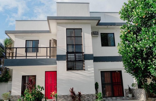Bacolod House | Cozy Retreat: Your Home Away with Pool & Pet-Friendly Perks