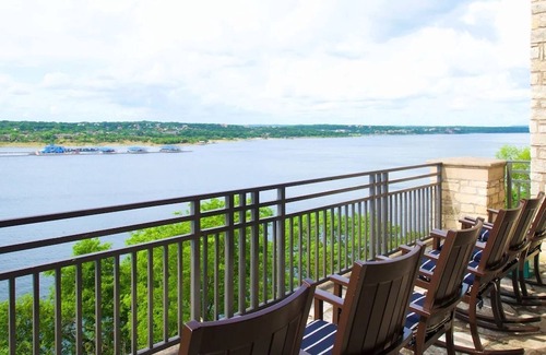 Lakeway Hotel | Your Perfect Getaway: Pet-Friendly Units with Pool Access