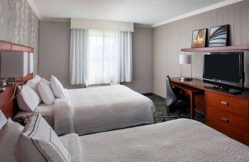 South Lowell Hotel | Your Ideal Retreat: 2 Modern Units Near Golf Course