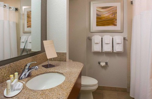 South Lowell Hotel | Your Ideal Retreat: 2 Modern Units Near Golf Course