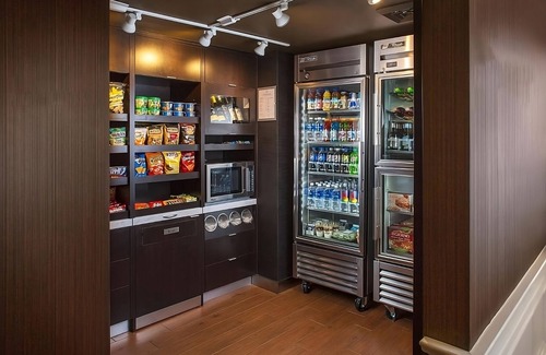 South Lowell Hotel | Your Ideal Retreat: 2 Modern Units Near Golf Course