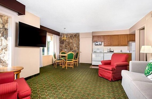 Osage Beach Hotel | Your Ideal Retreat with Pool and Ocean Views