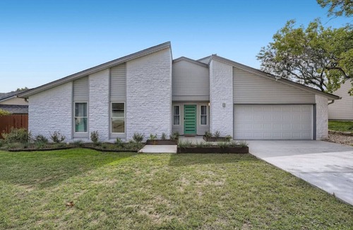 Round Rock House | Your Cozy Retreat: Rated 9.6 with Spa and Pet-Friendly Perks