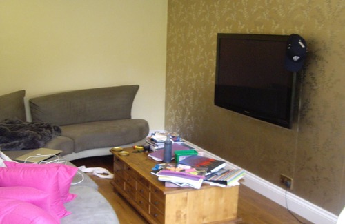 Long Ditton House | Comfortable Retreat with Kitchen and Central London Access