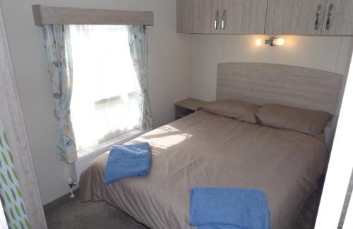 Offenham House | Avonvale Holiday Lodges: Cozy Retreat with Hot Tub & Pets