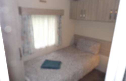 Offenham House | Avonvale Holiday Lodges: Cozy Retreat with Hot Tub & Pets