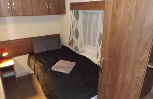 Offenham House | Avonvale Holiday Lodges: Cozy Retreat with Hot Tub & Pets