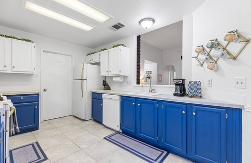 South Creek House | Your House! King Bed 65' TV, Near Kalahari, Local Host + Large Deck