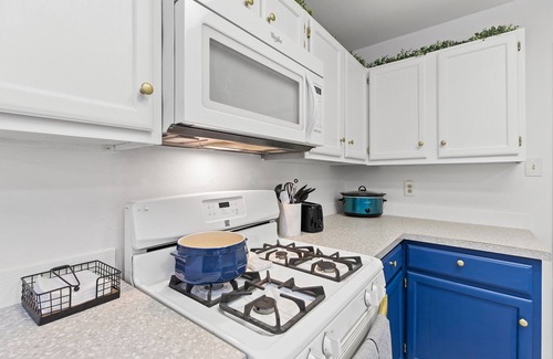 South Creek House | Your House! King Bed 65' TV, Near Kalahari, Local Host + Large Deck