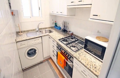 el Camp d'en Grassot i Gracia Nova Apartment | Relax in Sagrada Familia: Balcony, Wifi & Pet-Friendly Stay