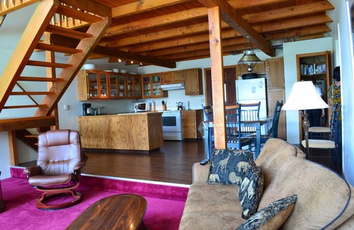 Oroville House | Experience Bliss by the Lake: Relax, Play, and Unwind