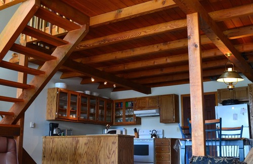 Oroville House | Experience Bliss by the Lake: Relax, Play, and Unwind