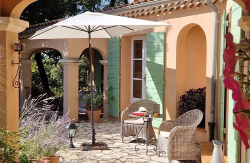 Malemort-du-Comtat Villa | Discover Your Family's Air-Conditioned Retreat in Provence