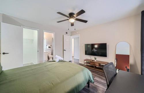 Brentwood Apartment | Modern 2B Getaway with Pool & Pet-Friendly Perks