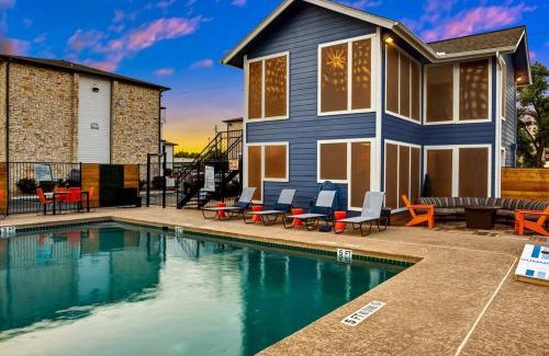 Brentwood Apartment | Modern 2B Getaway with Pool & Pet-Friendly Perks