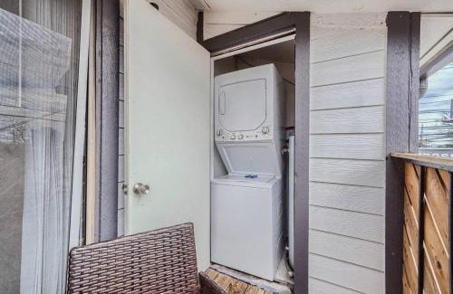 Brentwood Apartment | Modern 2B Getaway with Pool & Pet-Friendly Perks
